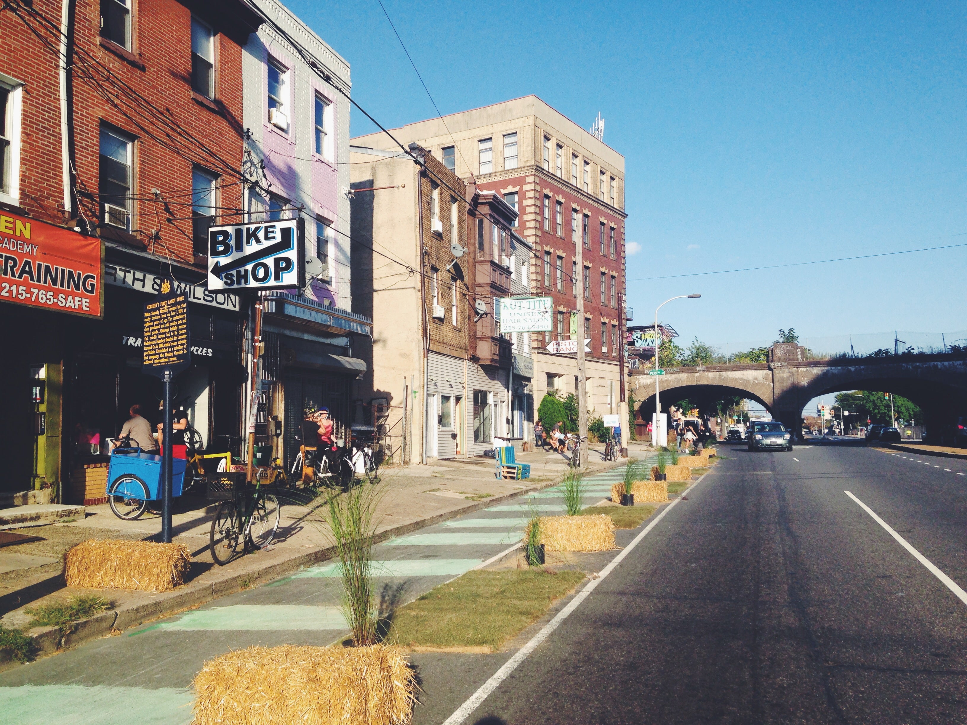 A 2014 pop-up greenway on the westbound lane on the 900 block of Spring Garden Street, one block from the accident on 10th and Spring Garden Streets. Credit: Jon Geeting/PlanPhilly