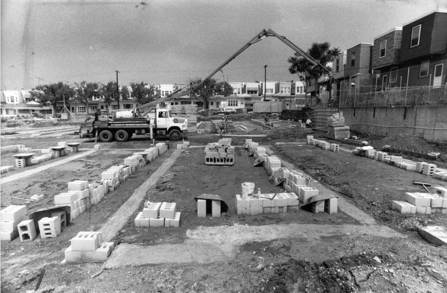 Construction progress at former MOVE site, August 1985 | Temple University Libraries, Special Collections Research Center, George D. McDowell Philadelphia Evening Bulletin Photographs