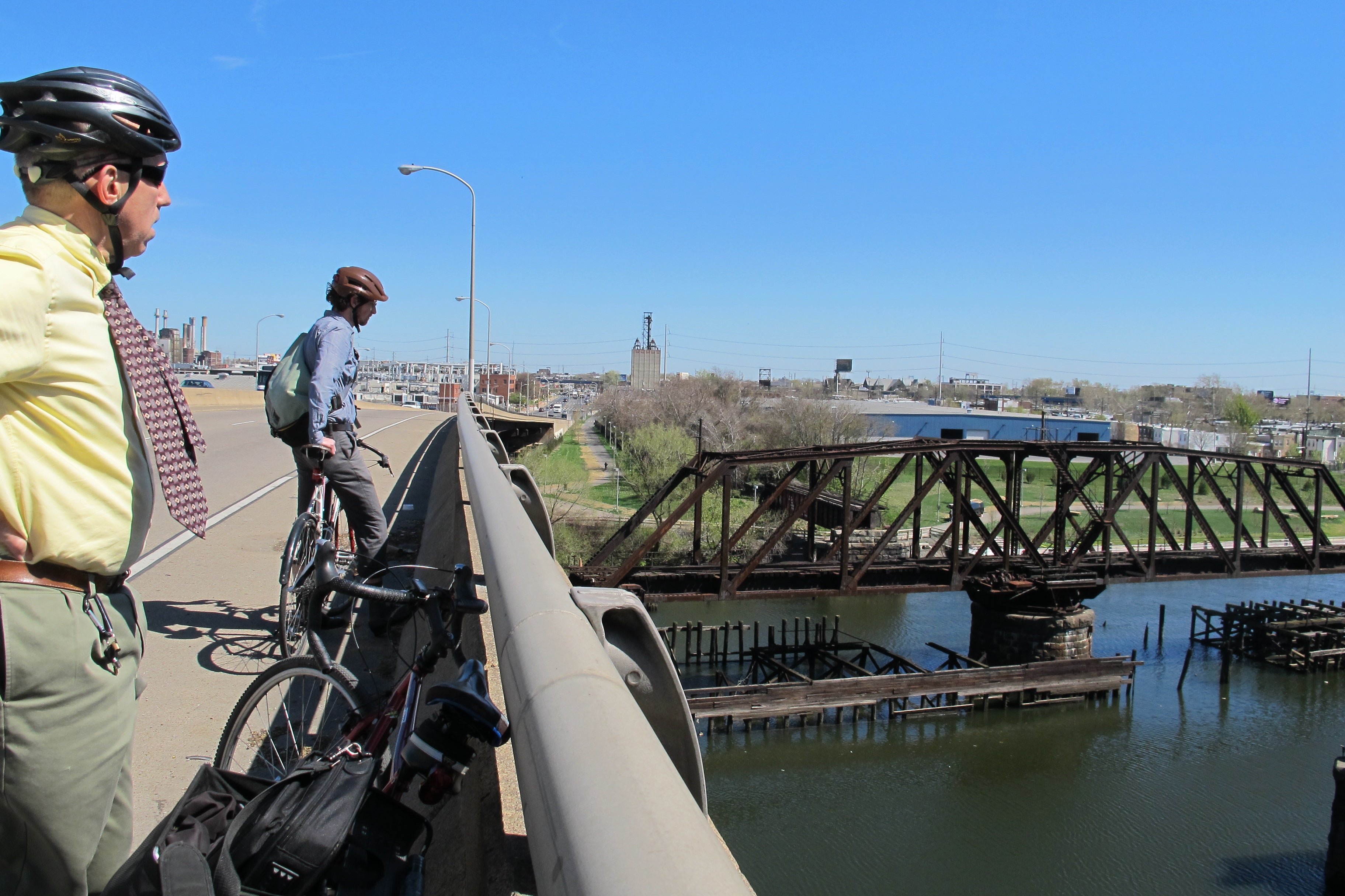 (We looked down from the Gray's Ferry Bridge to the old swing bridge below.)