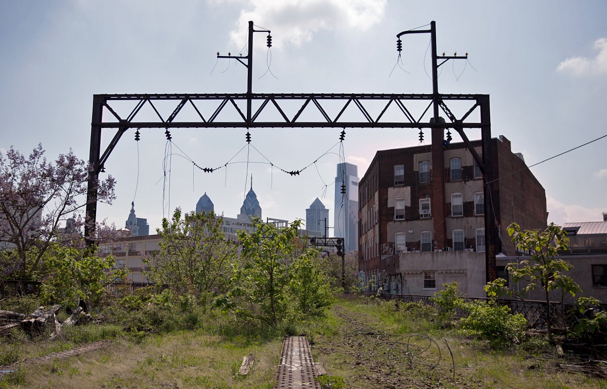 The elevated tracks of the former Reading Railroad cut across the heart of the Callowhill District and other neighborhoods north of Center City, Philadelphia. (Lindsay Lazarski/WHYY)