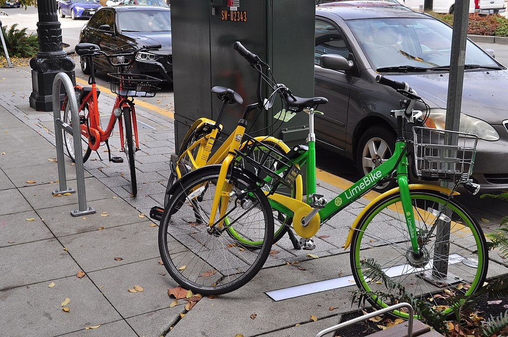 Bikes from three different dockless bike providers share a Seattle street. (Photo credit: Joe Mabel)