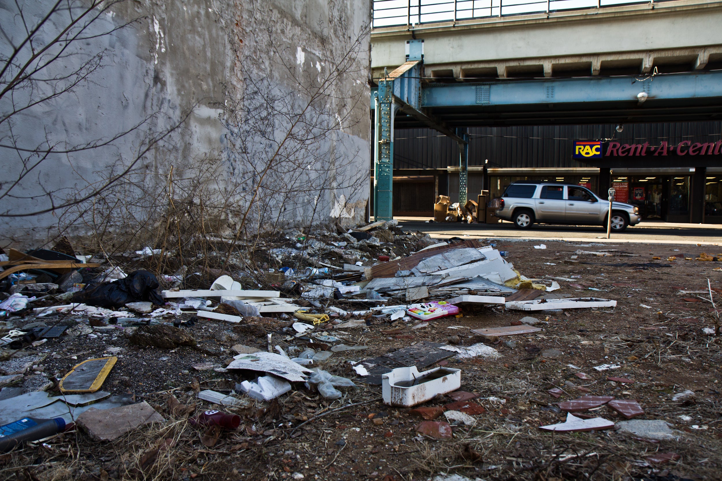 Kensington Avenue and F streets is rated a “4” on Philadelphia’s Litter Index. (Kimberly Paynter/WHYY)