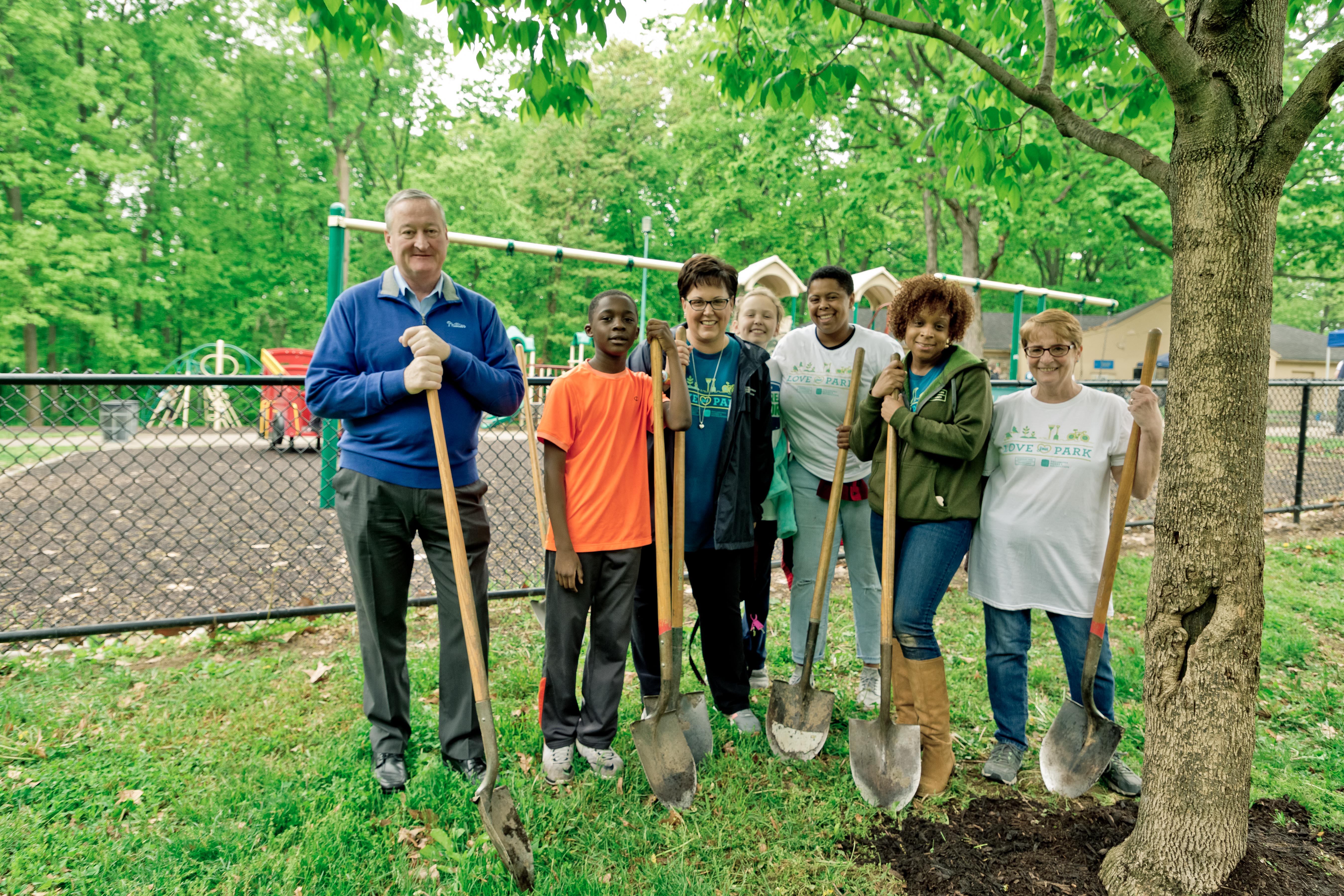 Mayor Jim Kenney poses with volunteers at Fisher Park. (Fairmount Park Conservancy)