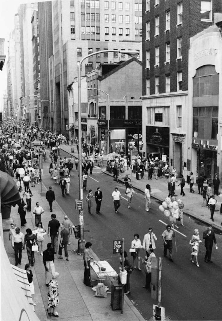 Walk on Walnut, 1971 | Credit: Joshua Bernstein, Special Collections Research Center, Temple University Libraries, Philadelphia, PA. Walk on Walnut, 1971 | Credit: Joshua Bernstein, Special Collections Research Center, Temple University Libraries, Philadelphia, PA.