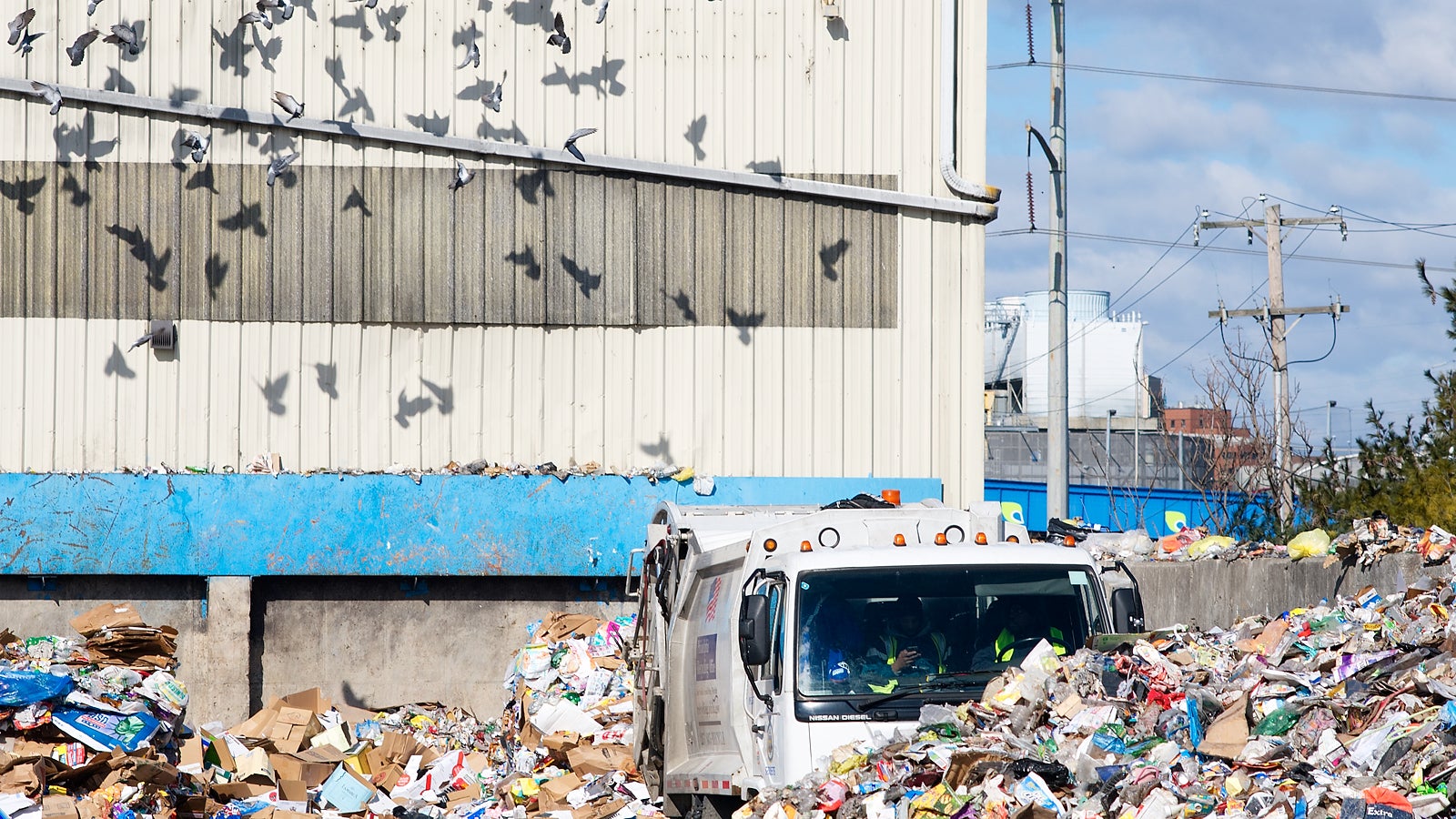 The crew arrives at the yard in Grays Ferry to tip the first load of the day on February 13th, 2017. (Bastiaan Slabbers for NewsWorks)