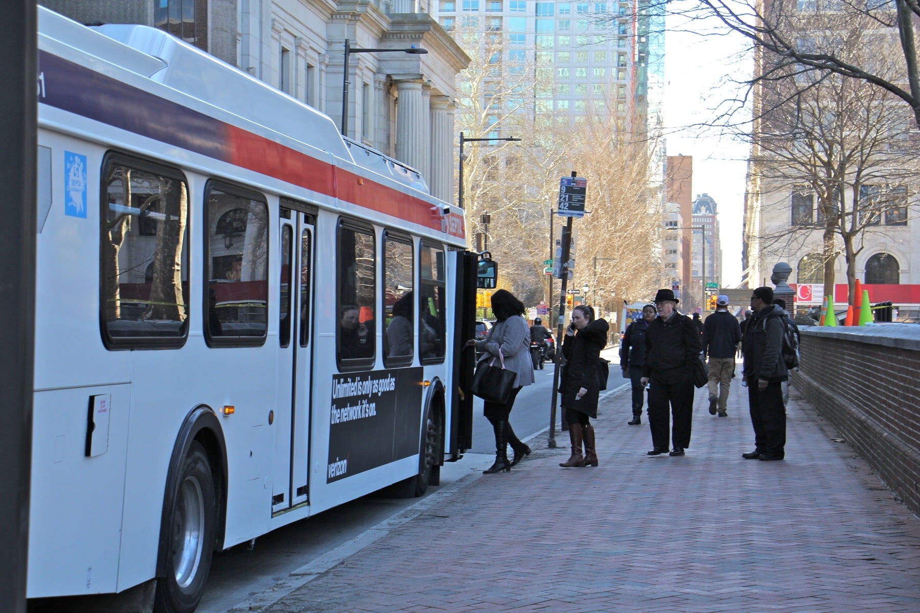 Passengers board the No. 9 bus at 6th and Walnut streets. (Emma Lee/WHYY)