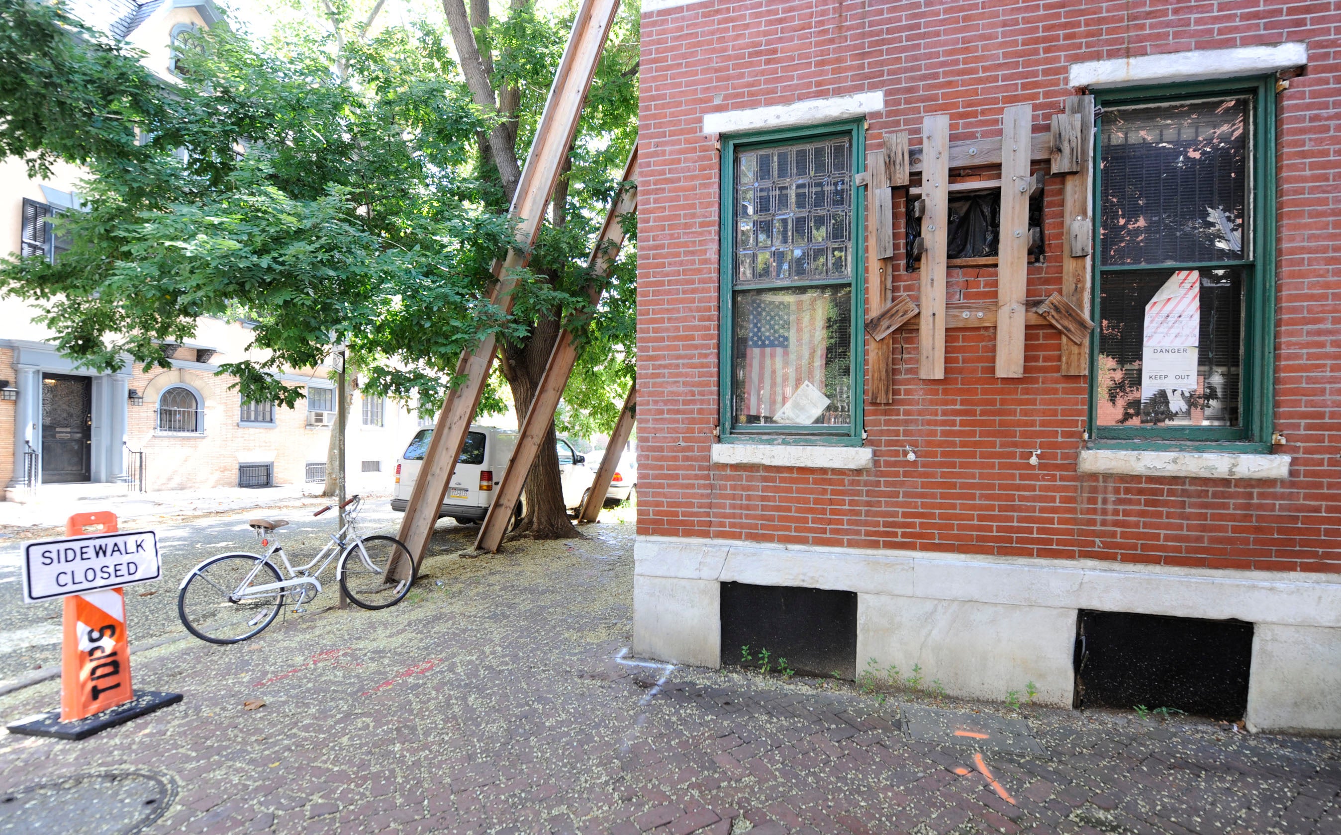 A tax delinquent and unsafe eyesore at the exclusive intersection of 18th and Delancey. (Clem Murray/Inquirer)