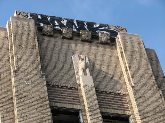 A Deco eagle and floral panels adorn the northern annex.