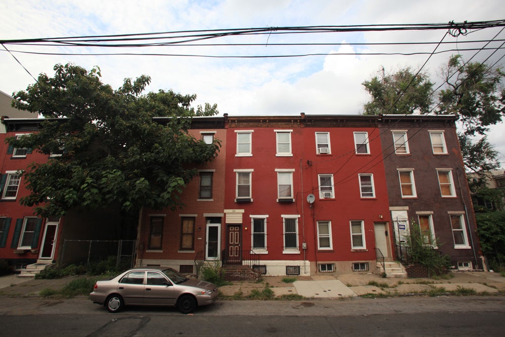 Houses along 21st and Carpenter Streets. | Photo: Neal Santos