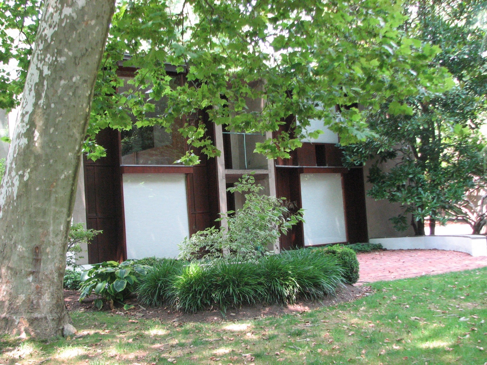 The rear of the Esherick House uses floor-to-ceiling windows for views of the adjacent park.