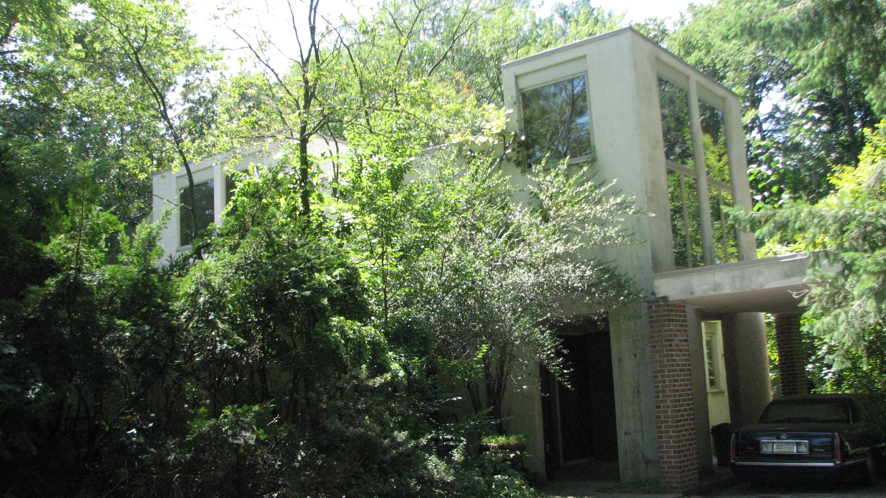 The Dorothy Shipley White House, 717 Glen Gary Drive, is well hidden from the street, but high windows bring in the light.