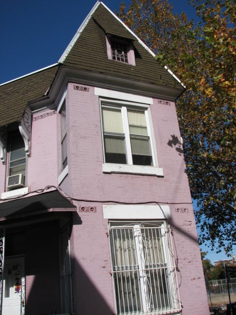 The houses on the corners of Rowan Street have pointed turrets.