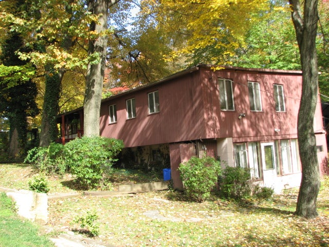 Many of the homes have a lower half-floor.