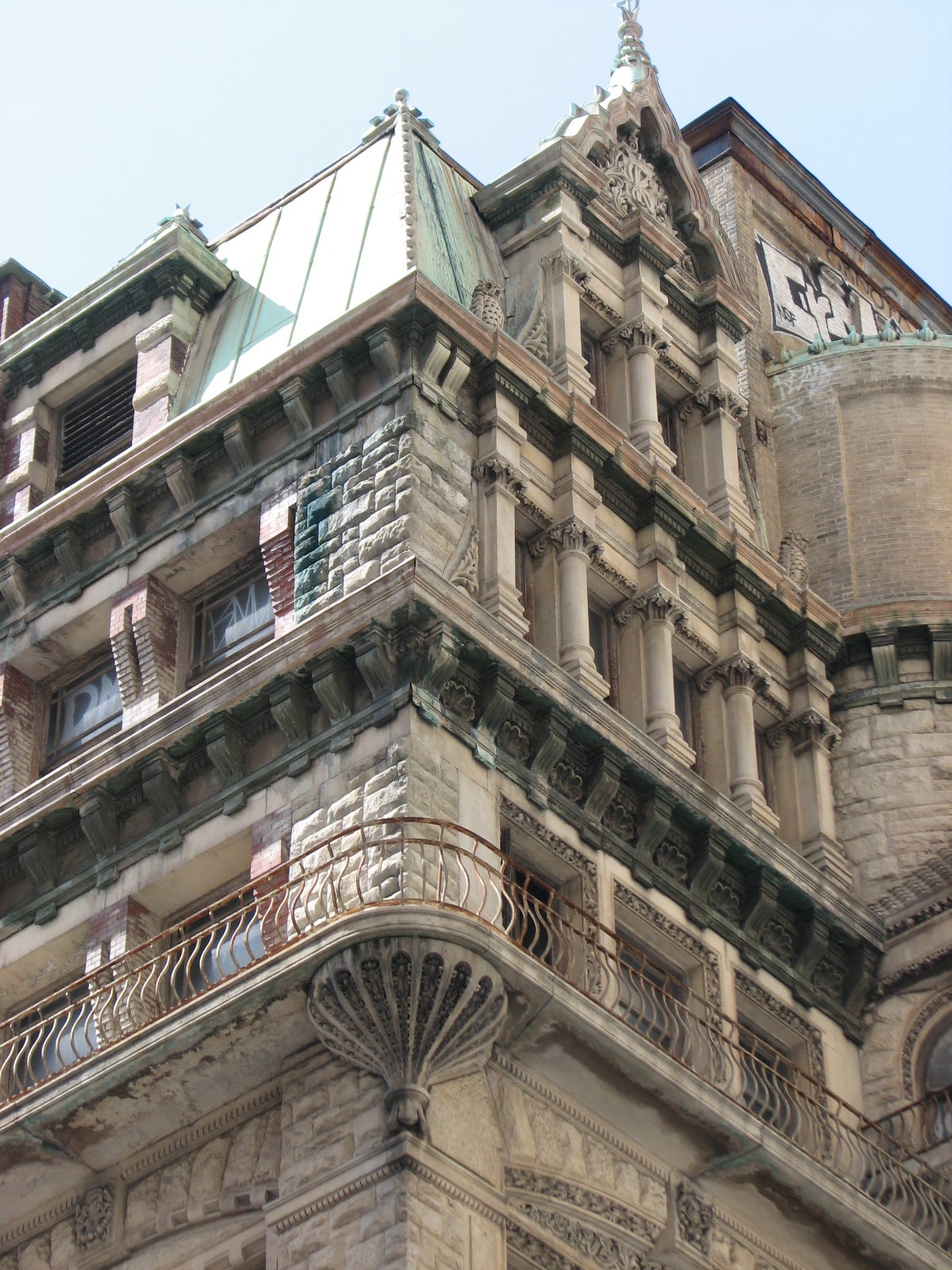 A closer view of the upper floors of the Keystone Bank Building.