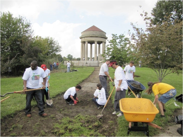 Volunteers during LOVE Your Park Week | Credit: Fairmount Park Conservancy