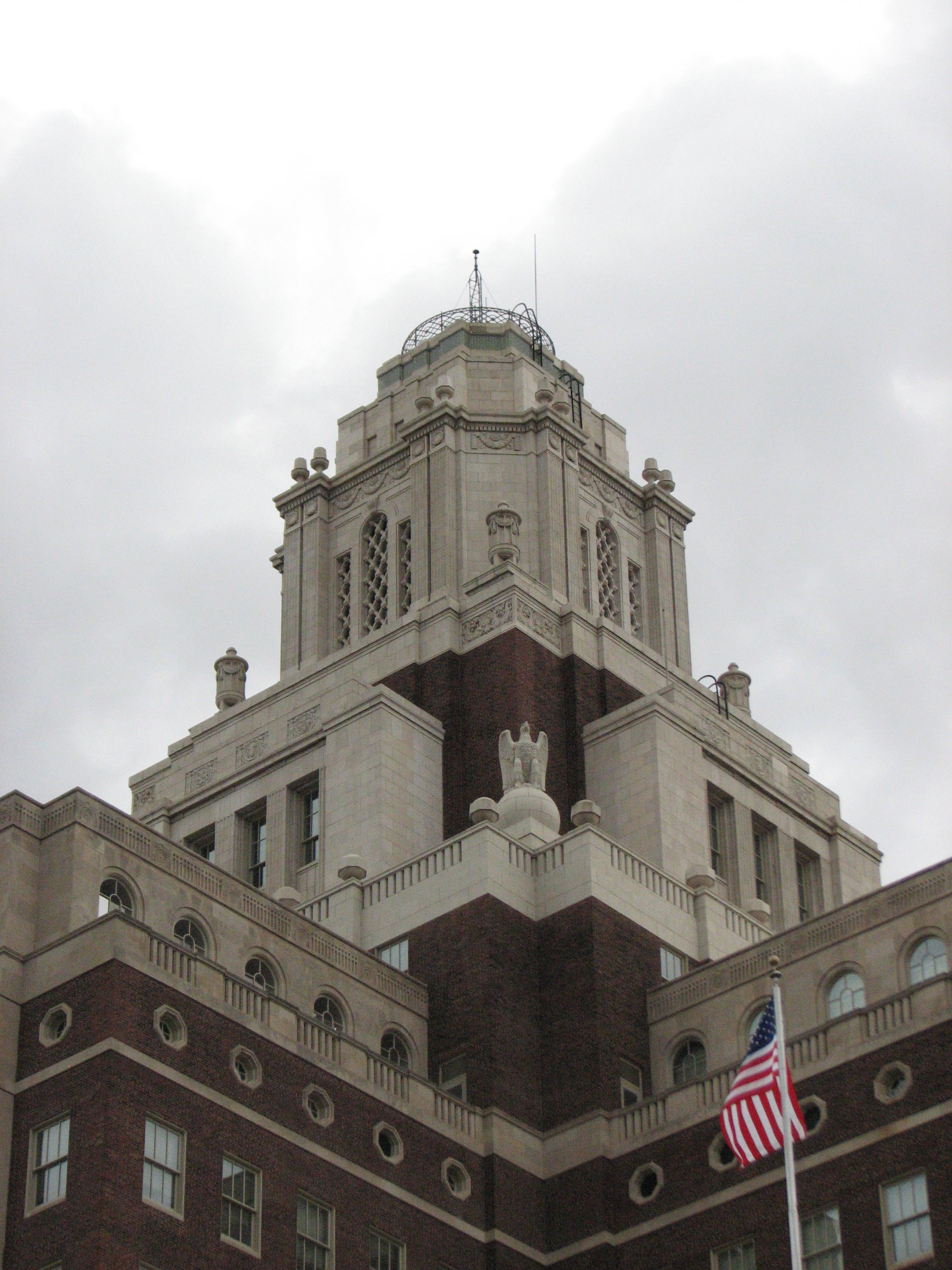 The building is topped with a symbolic lighthouse lantern.