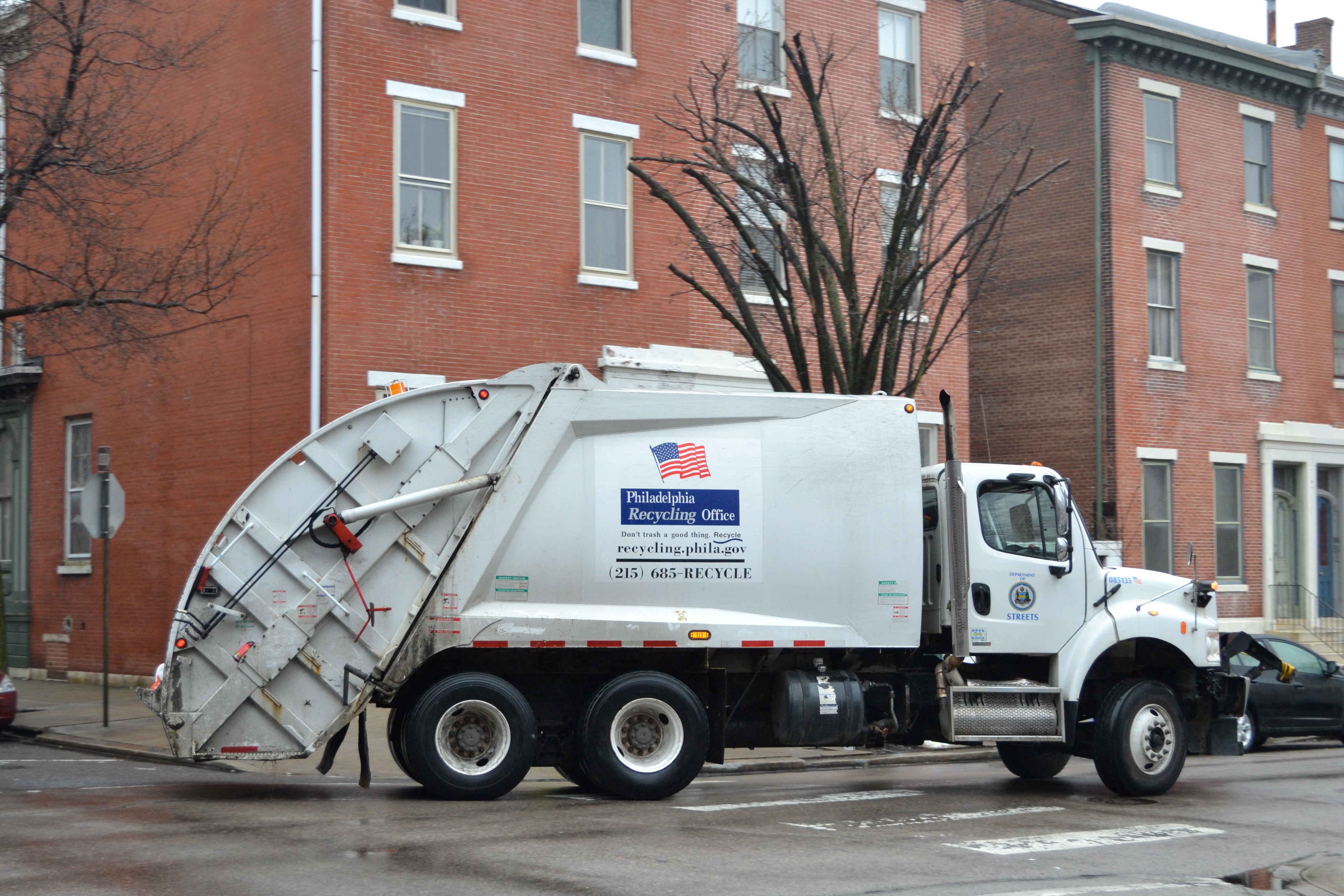 New partnership promotes natural gas garbage trucks and school busses