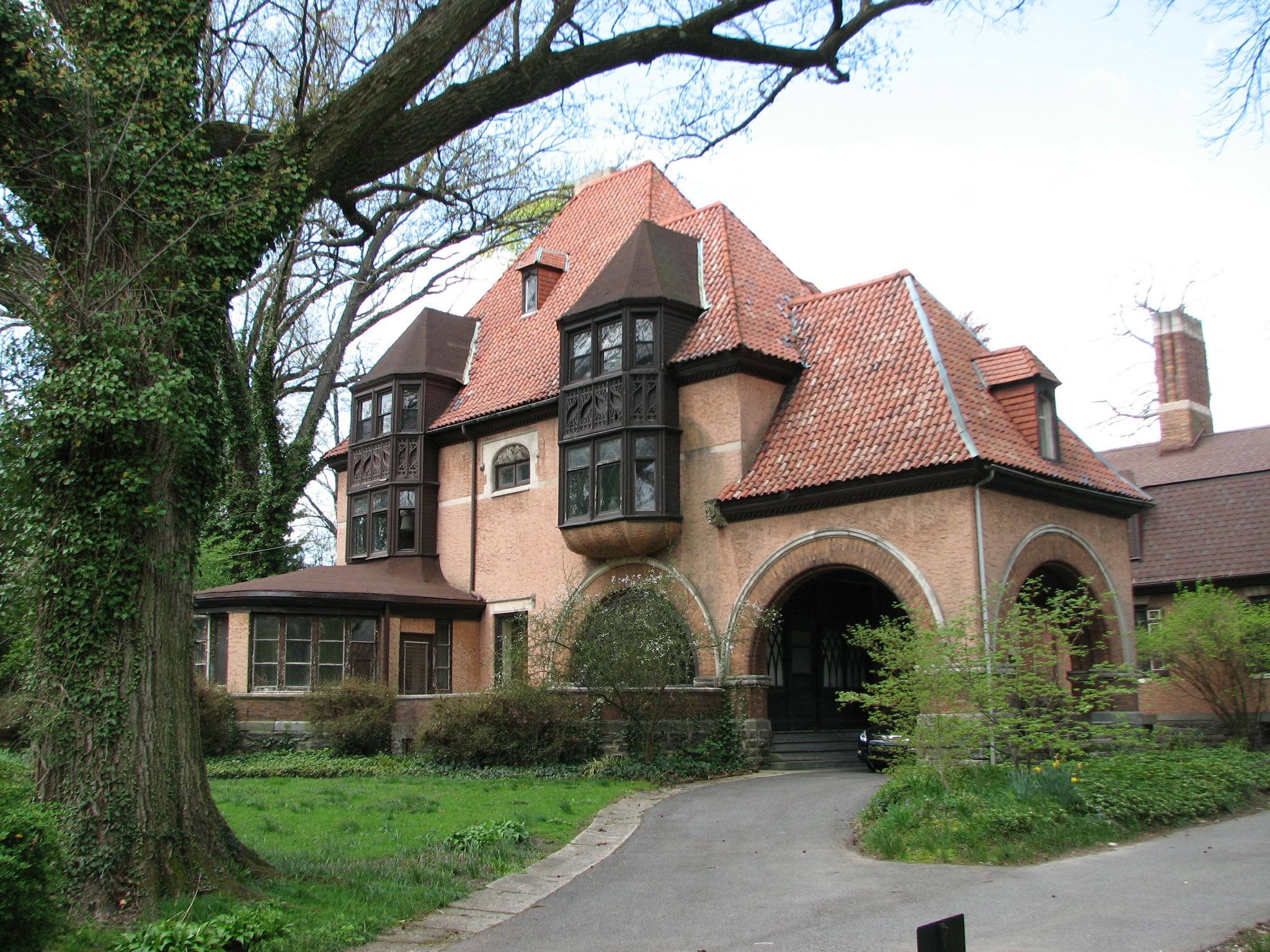 The Pardee House, a Spanish Jacobethan mansion at 239 West Walnut, was also designed by George T. Pearson.