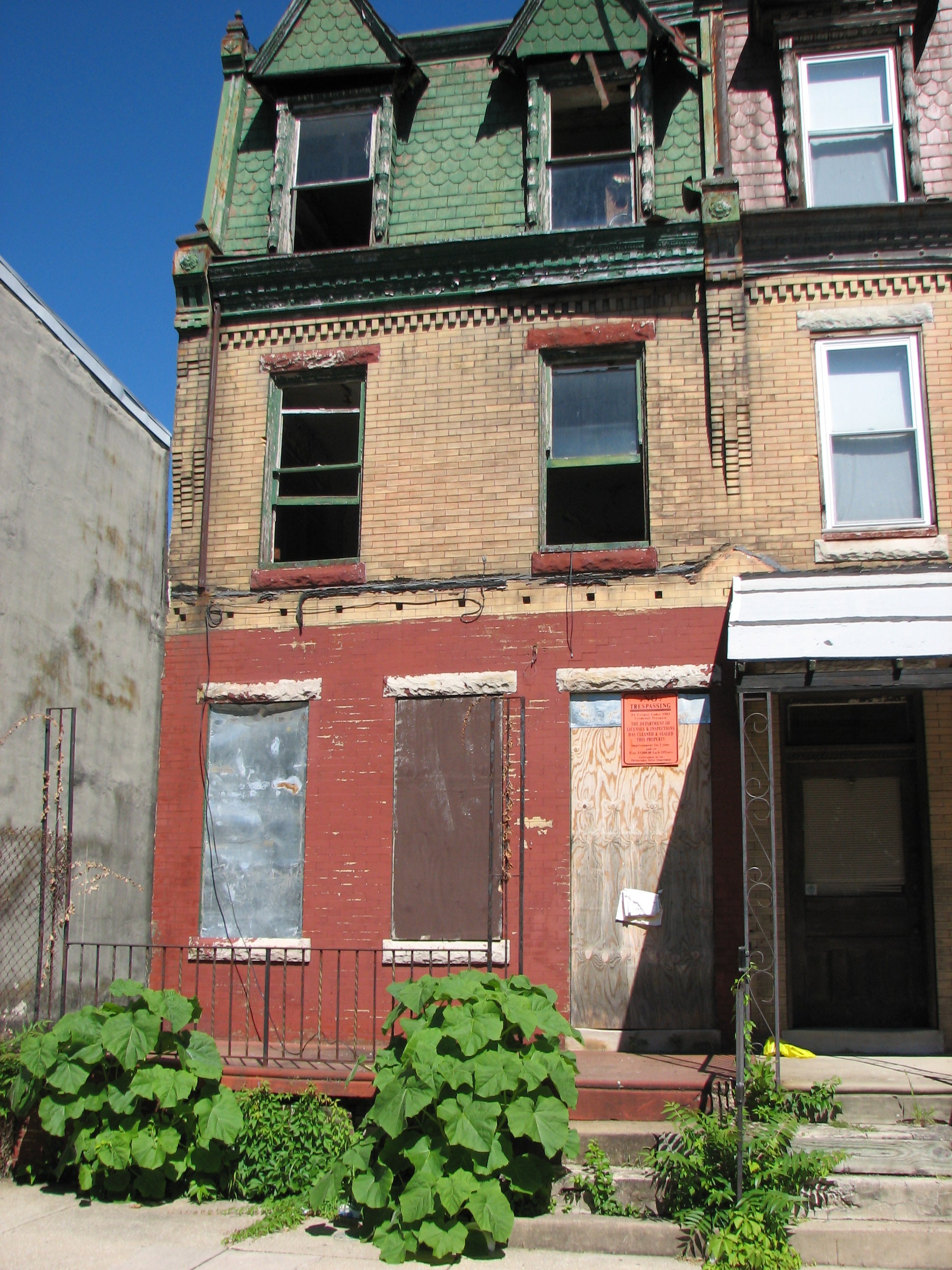 A condemned house set for demolition on Arlington Street