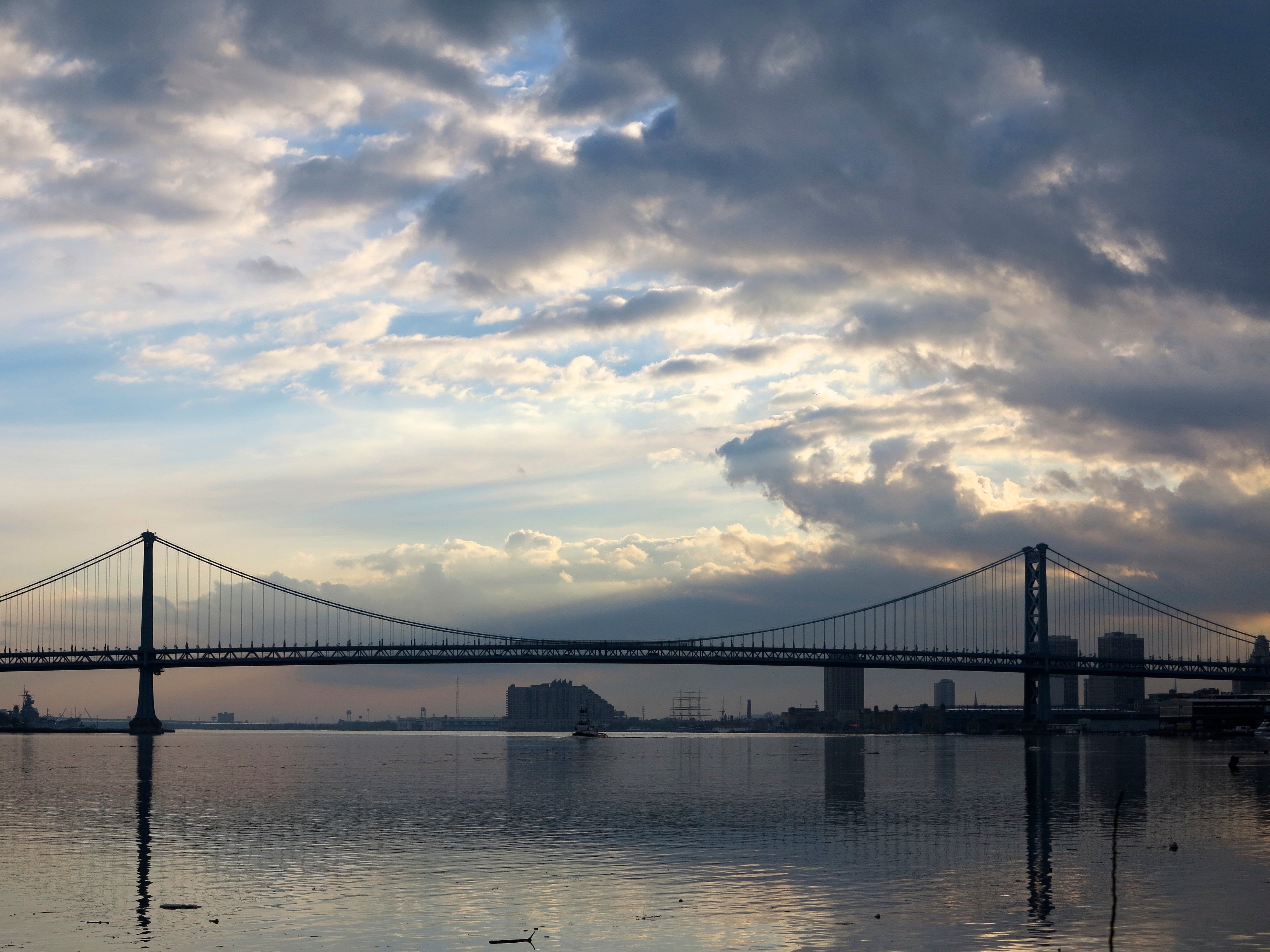 Benjamin Franklin Bridge, Delaware River from Penn Treaty Park, January 2014