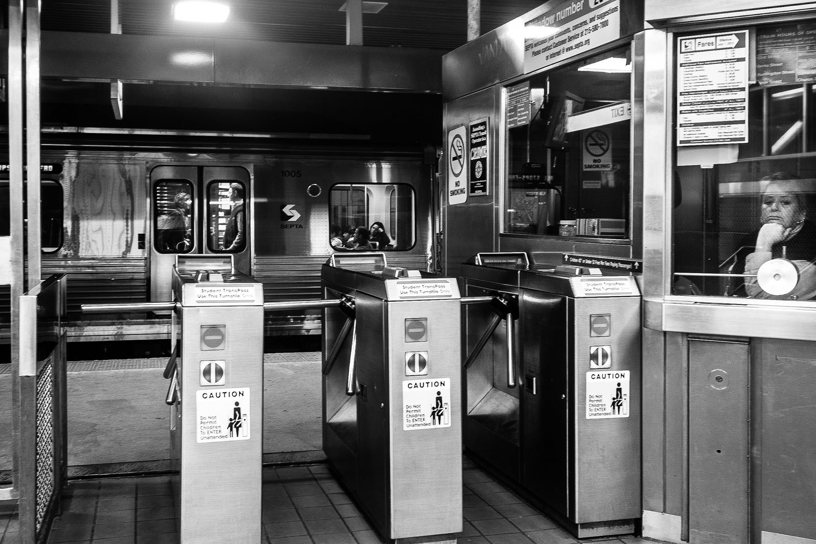 Girard El Stop at Night, Photo by Philadelphia Photos