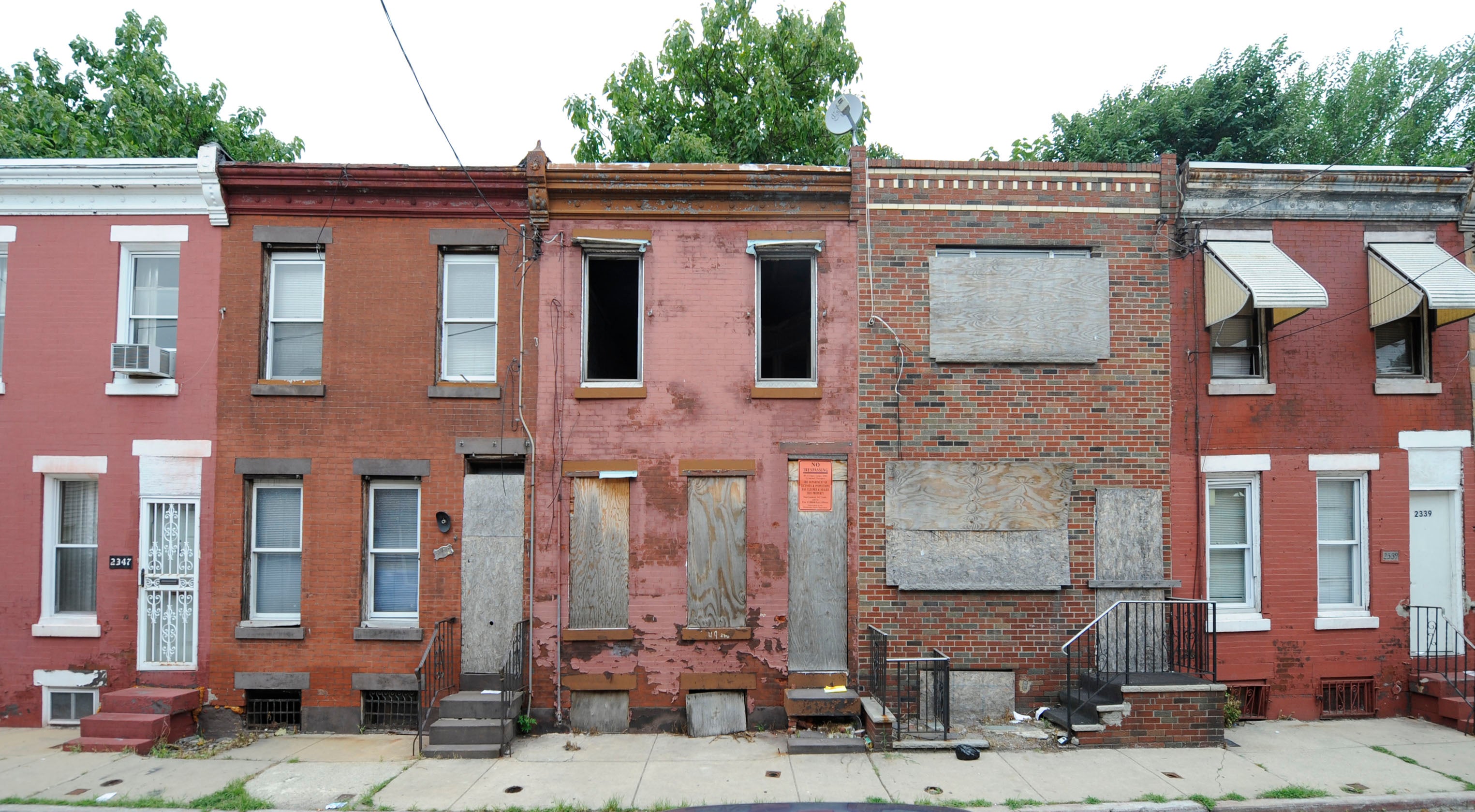 Abandoned tax delinquent property on the 2300 block of Gerrit Street in Point Breeze (Clem Murray / Inquirer)