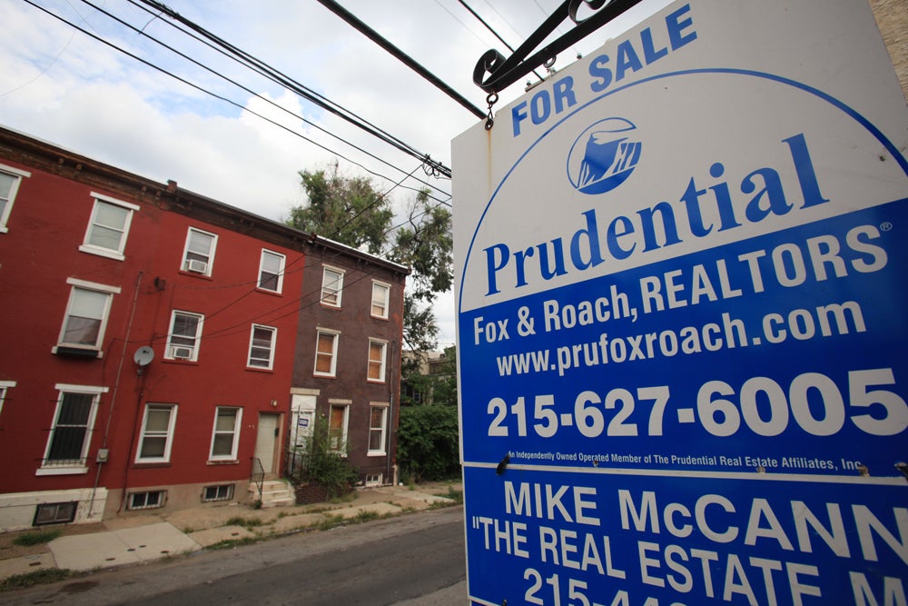 Houses along 21st and Carpenter Streets. | Photo: Neal Santos