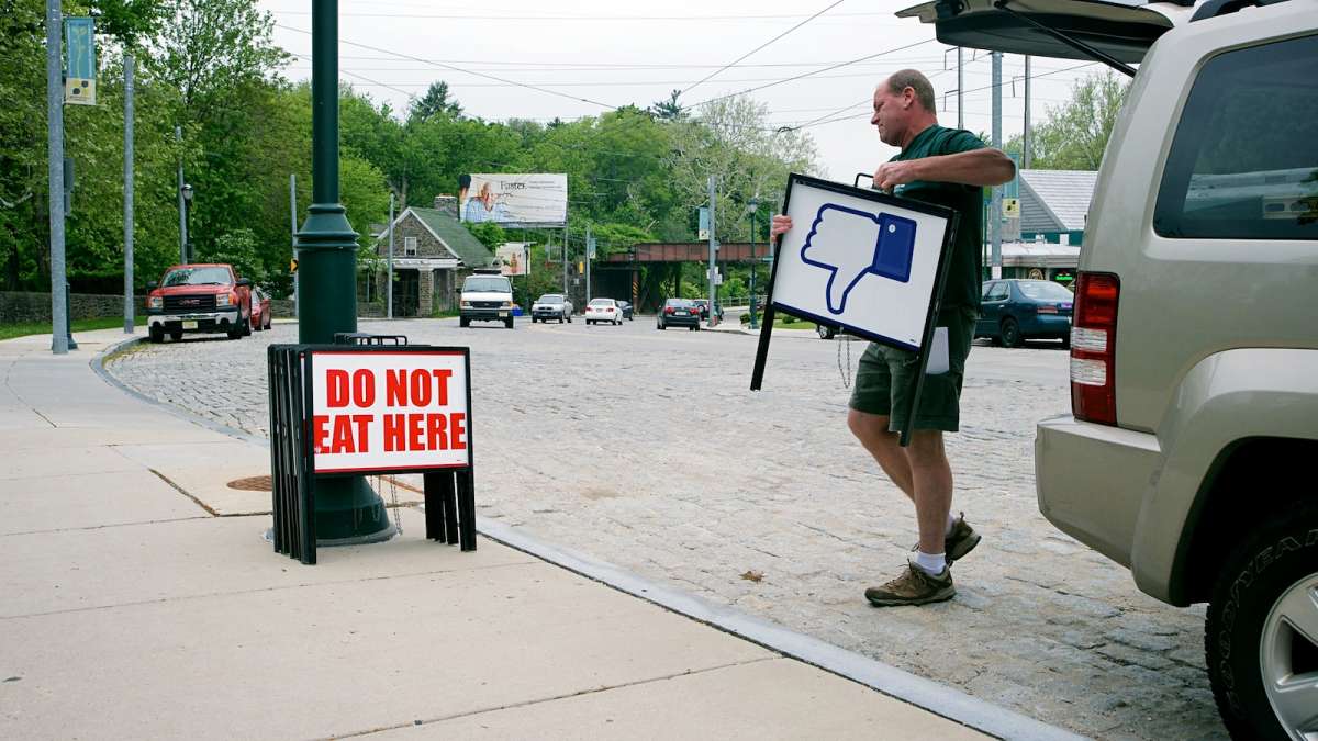 IBEW Local 98 picketing / Bas Slabber for Newsworks