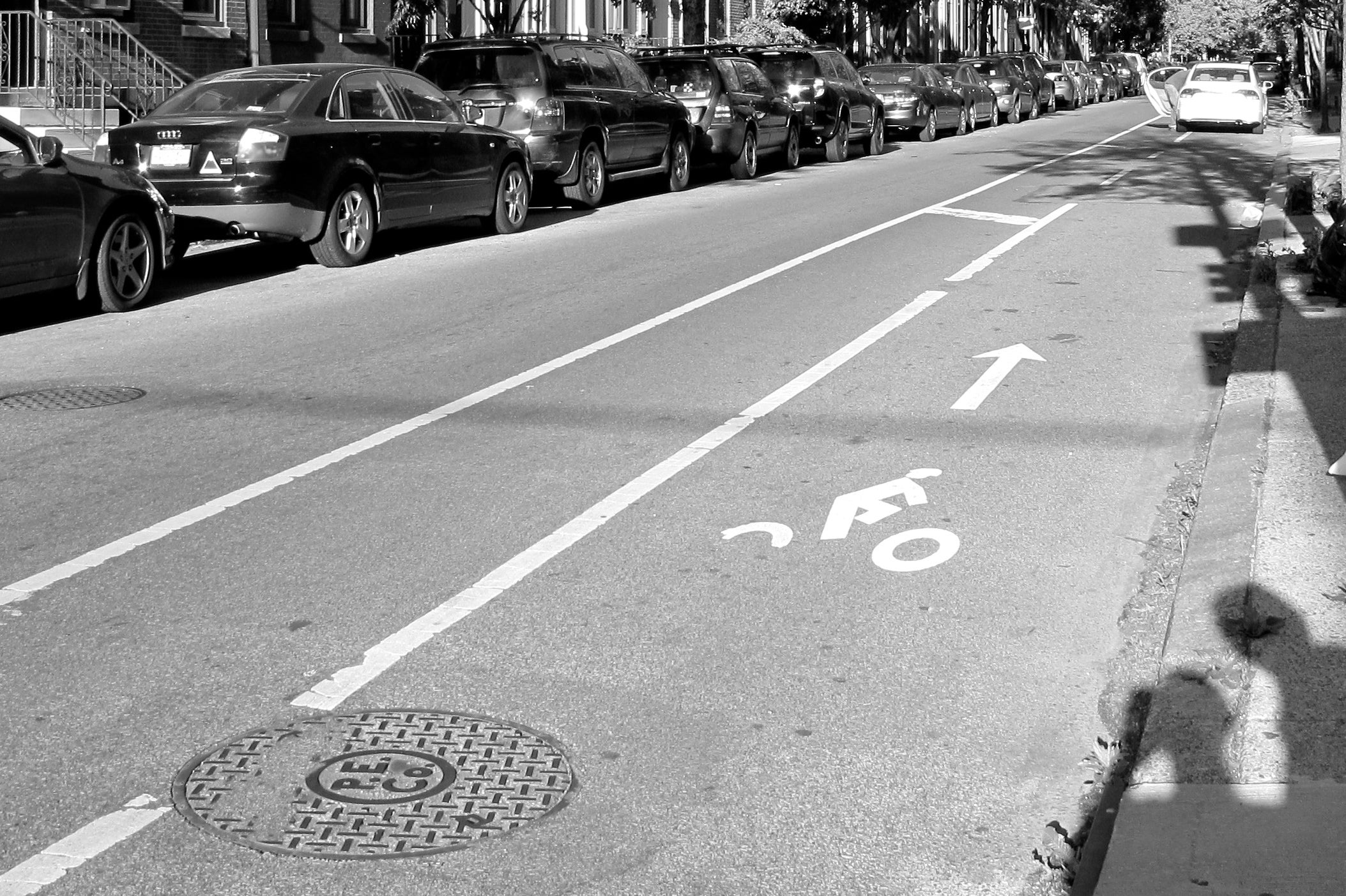 Parking in a bike lane? Unloading is cool, parking isn't. Report parked cars to @PhilaParking