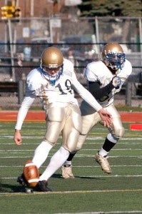 The game gets underway as Washington's freshman kicker (and perhaps future QB) Jake Wright puts his foot to the ball while fellow teammate, Bryant Blair starts downfield on return coverage.