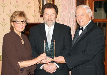 Gary Weyhmuller, center, chief operating officer of Fox Chase Cancer Center, accepts the 2009 Crystal Vision Award on behalf of the hospital from the Greater Northeast Philadelphia Chamber Commerce at