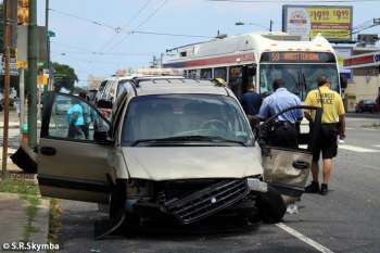A minivan sustained front-end damage in a crash with the Route 59 SEPTA bus. Photo by Simon Skymba.